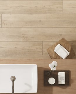 Wood-alike gres tiles in Opoczno bathroom – just like natural wood